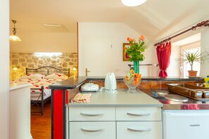 Luxury Studio, 1 King Bed, Sea View | Private kitchen