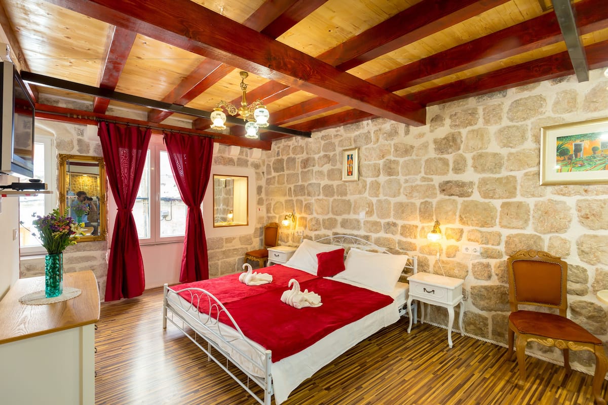 Deluxe Studio, 1 King Bed, City View
