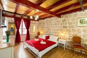 Deluxe Studio, 1 King Bed, City View