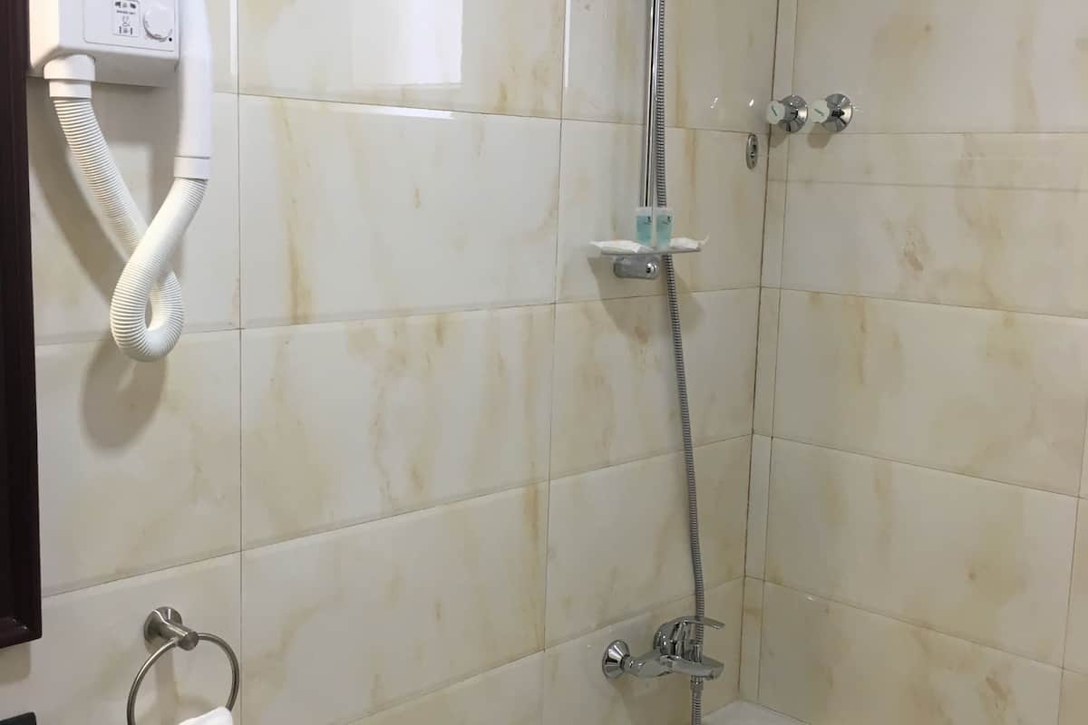 twin room | bathroom | combined shower/bathtub, deep-soaking bathtub, free toiletries