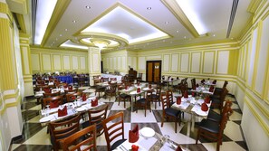 Breakfast, lunch, dinner served; international cuisine  - Muscat International Hotel Plaza Salalah (Salalah)