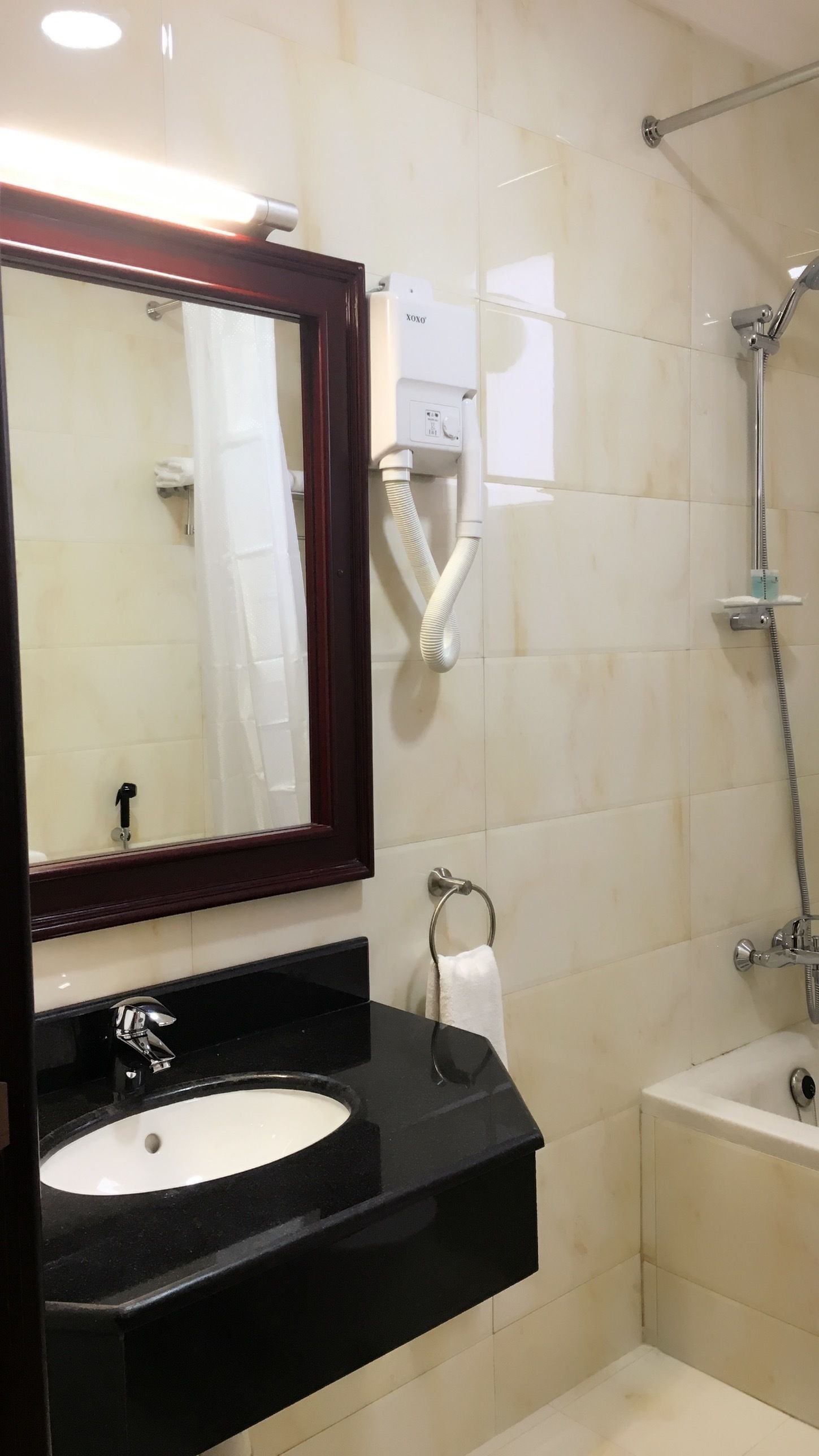 twin room | bathroom | combined shower/bathtub, deep-soaking bathtub, free toiletries