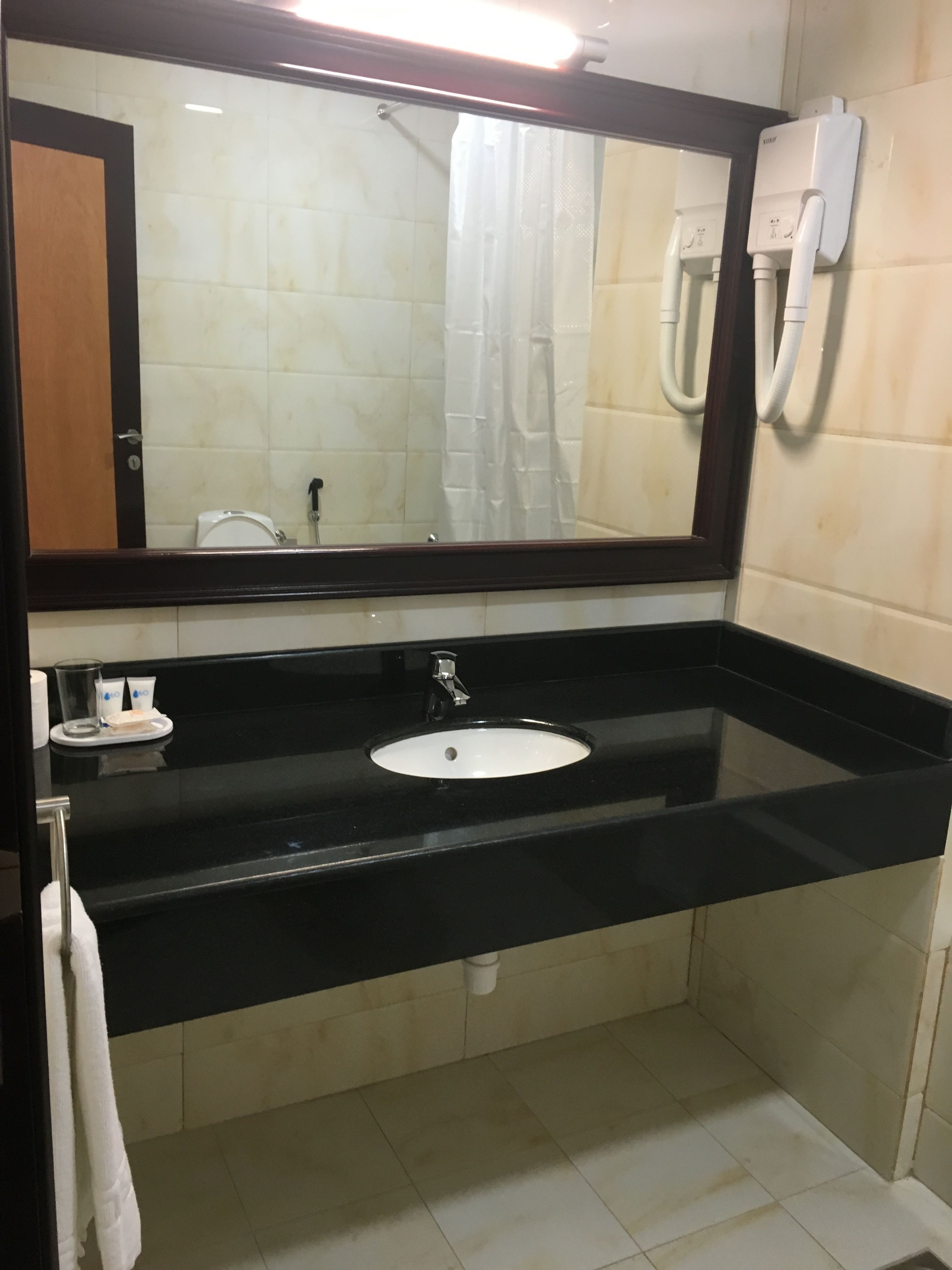 standard double room | bathroom | combined shower/bathtub, deep-soaking bathtub, free toiletries