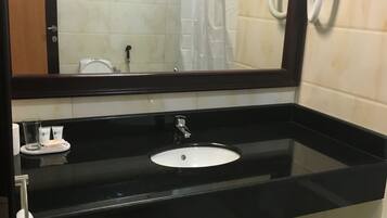 Standard Double Room | 浴室 | 淋浴/浴缸二合一、全浸式浴缸、免費盥洗用品、吹風機