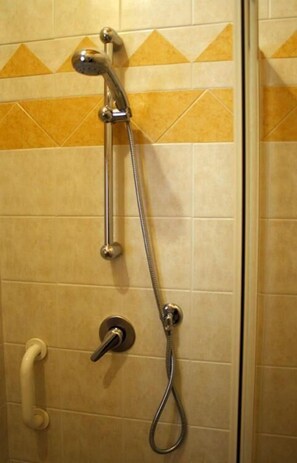 Shower, free toiletries, hair dryer, bidet - Agriturismo Monti Sibillini Camperato (Preci)