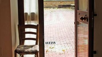 Een bureau, extra bedden (toeslag), beddengoed