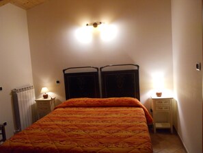 Desk, rollaway beds, bed sheets - Agriturismo Monti Sibillini Camperato (Preci)