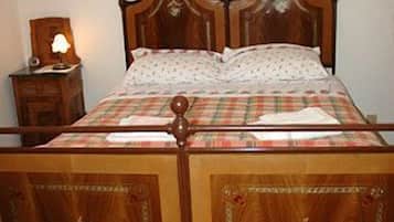 Habitación con 1 cama matrimonial o 2 individuales | Escritorio, camas extra y ropa de cama