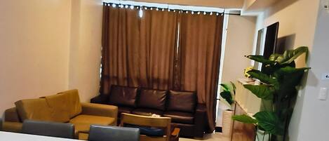 1 غرفة نوم وأغطية فراش متميزة وخزنة داخل الغرفة وأسرّة قابلة للطي