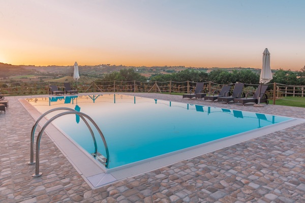 Kolam renang terbuka, kolam infiniti