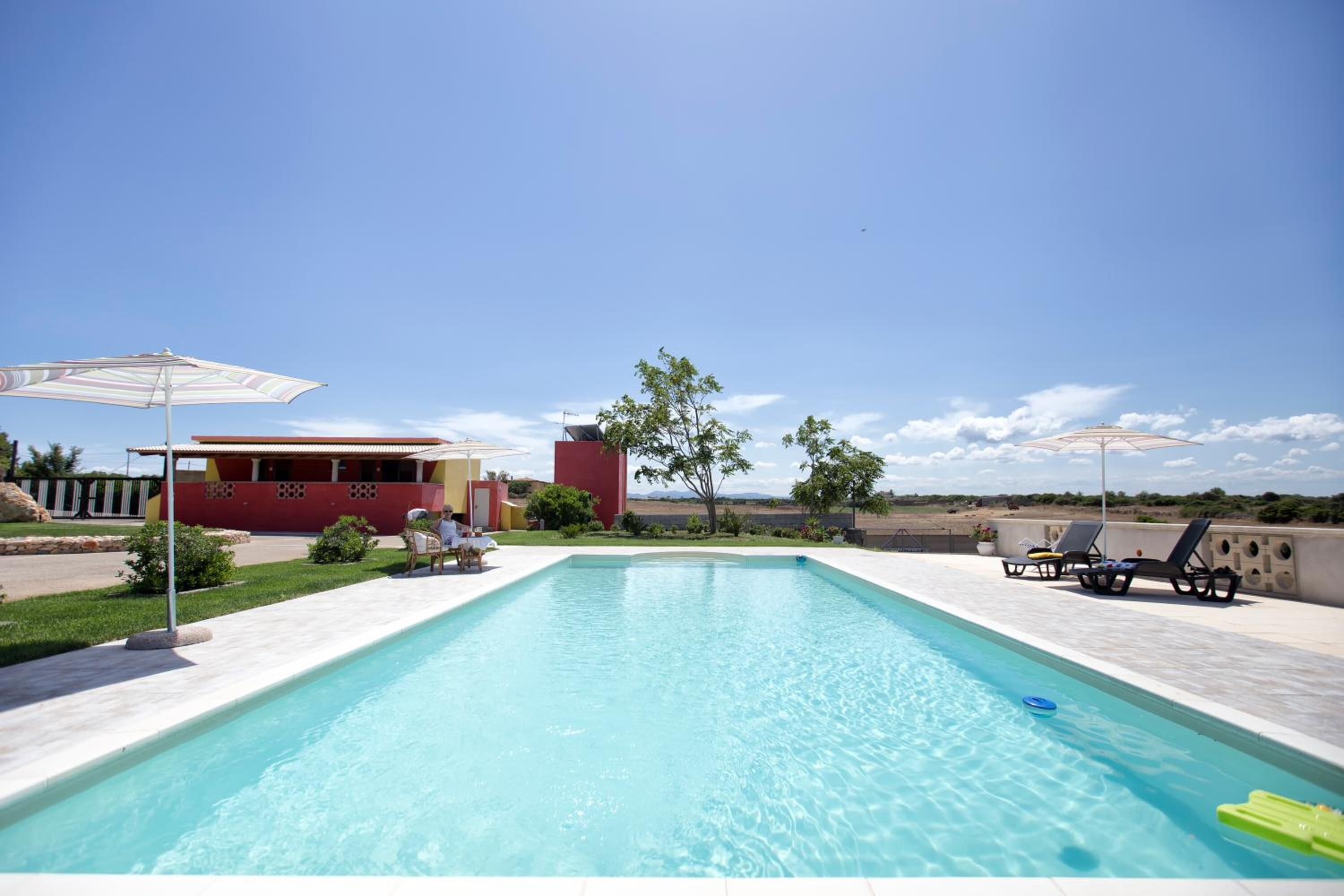 Piscina stagionale all'aperto, ombrelloni da piscina, lettini