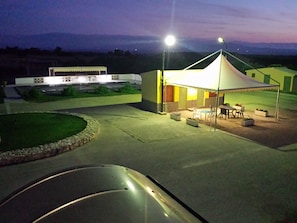 Vista frontal de la propiedad por la tarde o noche