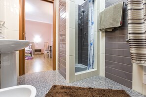 Deluxe Double Room | Bathroom | Shower, free toiletries, hair dryer, bidet - Il Sole (Porto Torres)