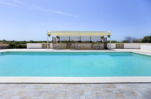 Piscine extérieure (ouverte en saison), parasols de plage
