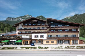 Front of property - Alpenhotel Edelweiss (Eben am Achensee)