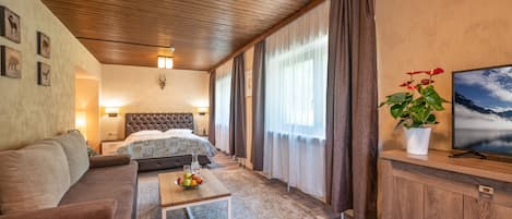 Minibar, individuell inredning, unika möbler och skrivbord