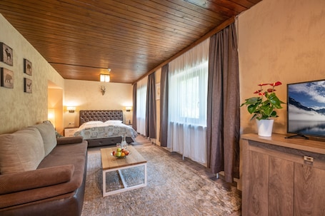 Minibar, decoración personalizada, muebles diferentes y escritorio