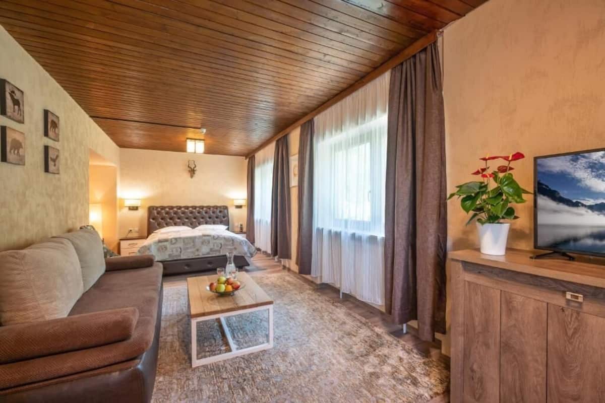 Habitación triple clásica | Minibar, decoración personalizada, muebles diferentes y escritorio