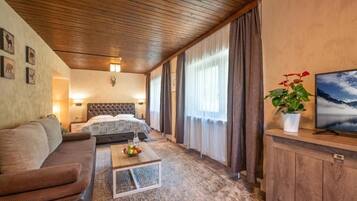 Classic Triple Room | Minibar, individually decorated, individually furnished, desk