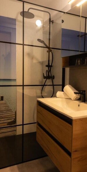 Free toiletries, hair dryer, bathrobes, towels