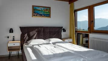 Minibar, individuell inredning, unika möbler och skrivbord