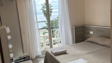 Standard Double or Twin room | Zimmersafe, Schreibtisch, Verdunkelungsvorhänge, schallisolierte Zimmer