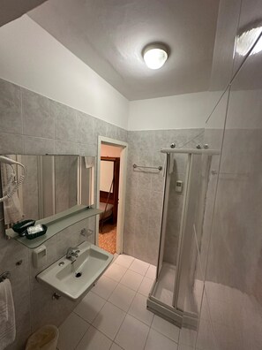 Shower, free toiletries, hair dryer, bidet - Hotel Svizzera (Taggia)