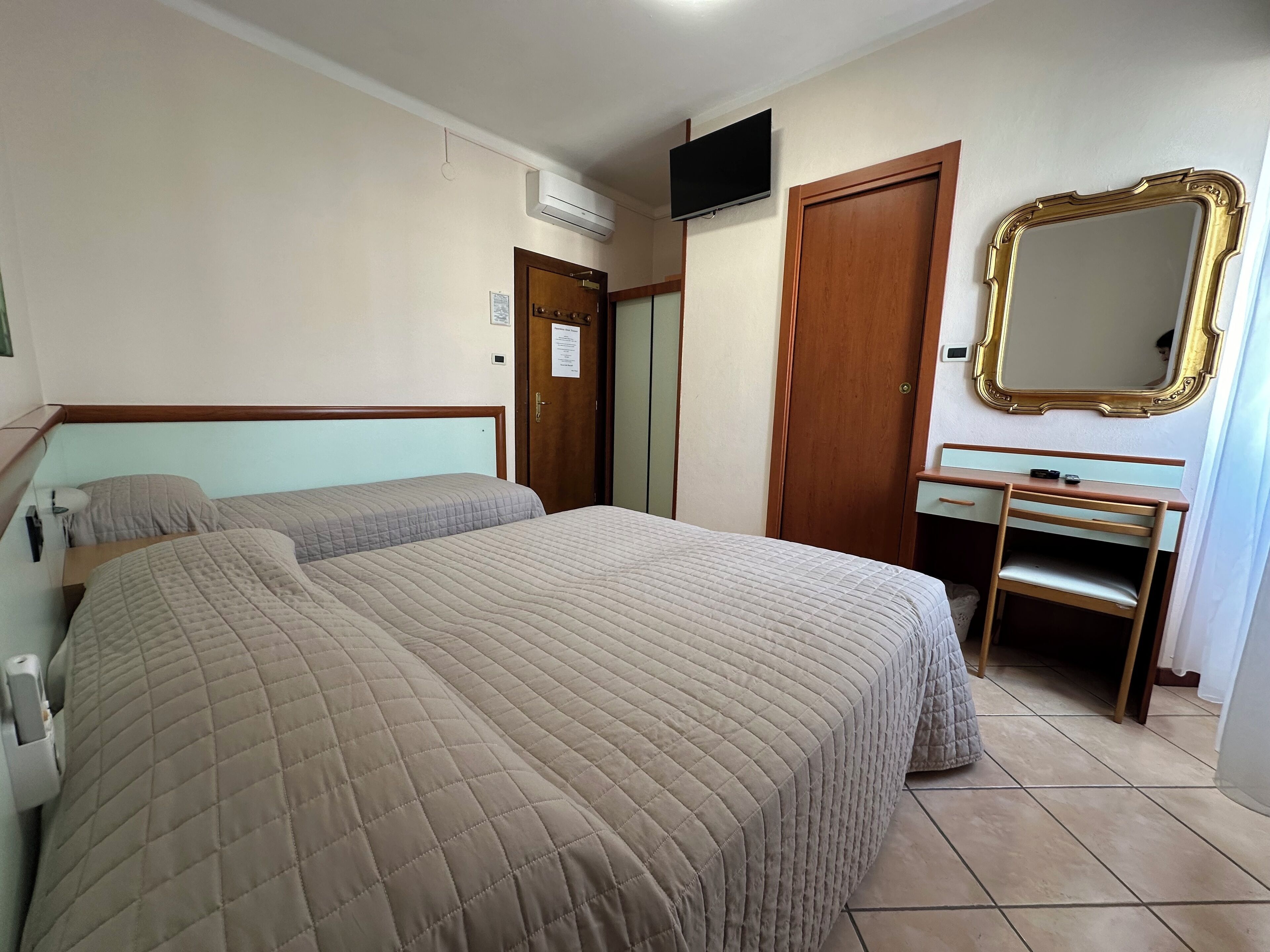 Coffres-forts dans les chambres, bureau, rideaux occultants