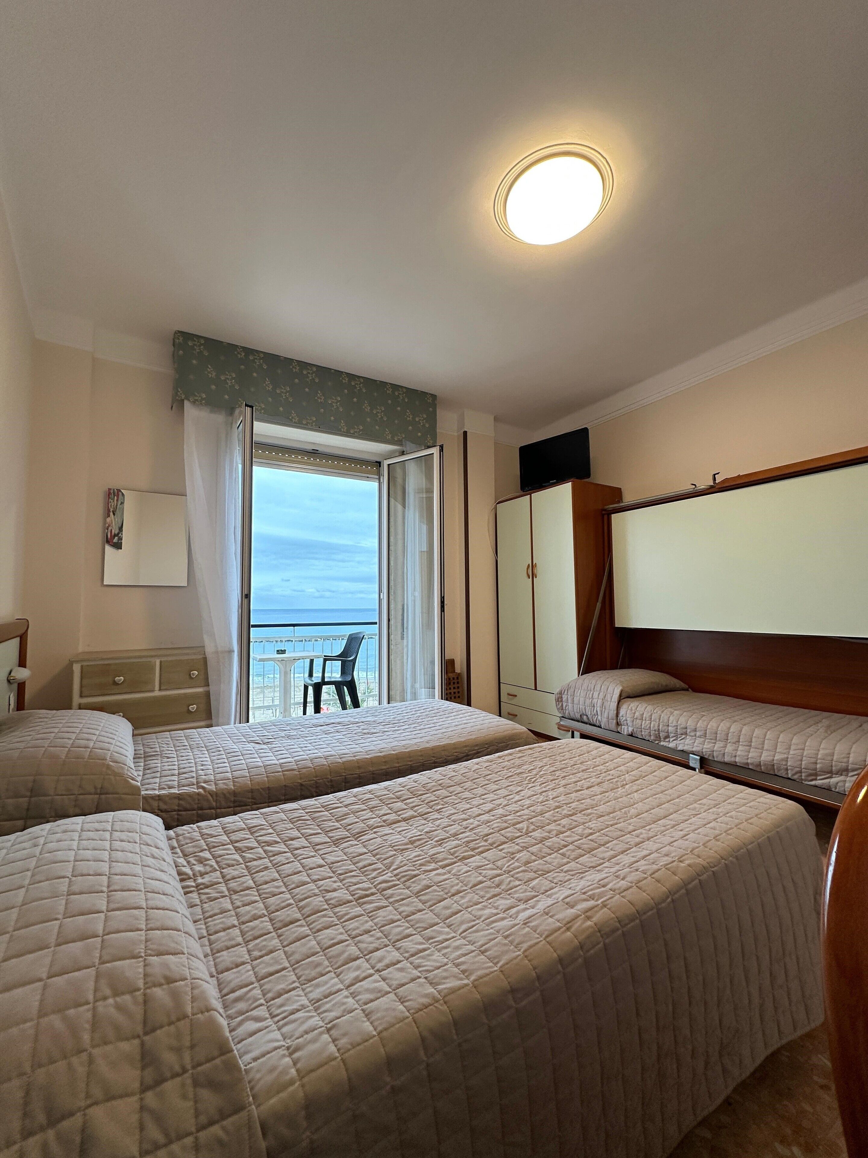 Coffres-forts dans les chambres, bureau, rideaux occultants