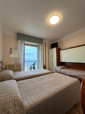 Standard Triple Room | In-room safe, desk, blackout drapes, soundproofing - Hotel Svizzera (Taggia)