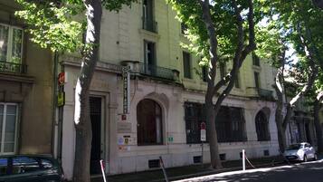 Un edifici amb un rètol que indica que és un hotel anomenat "Dangleterre".