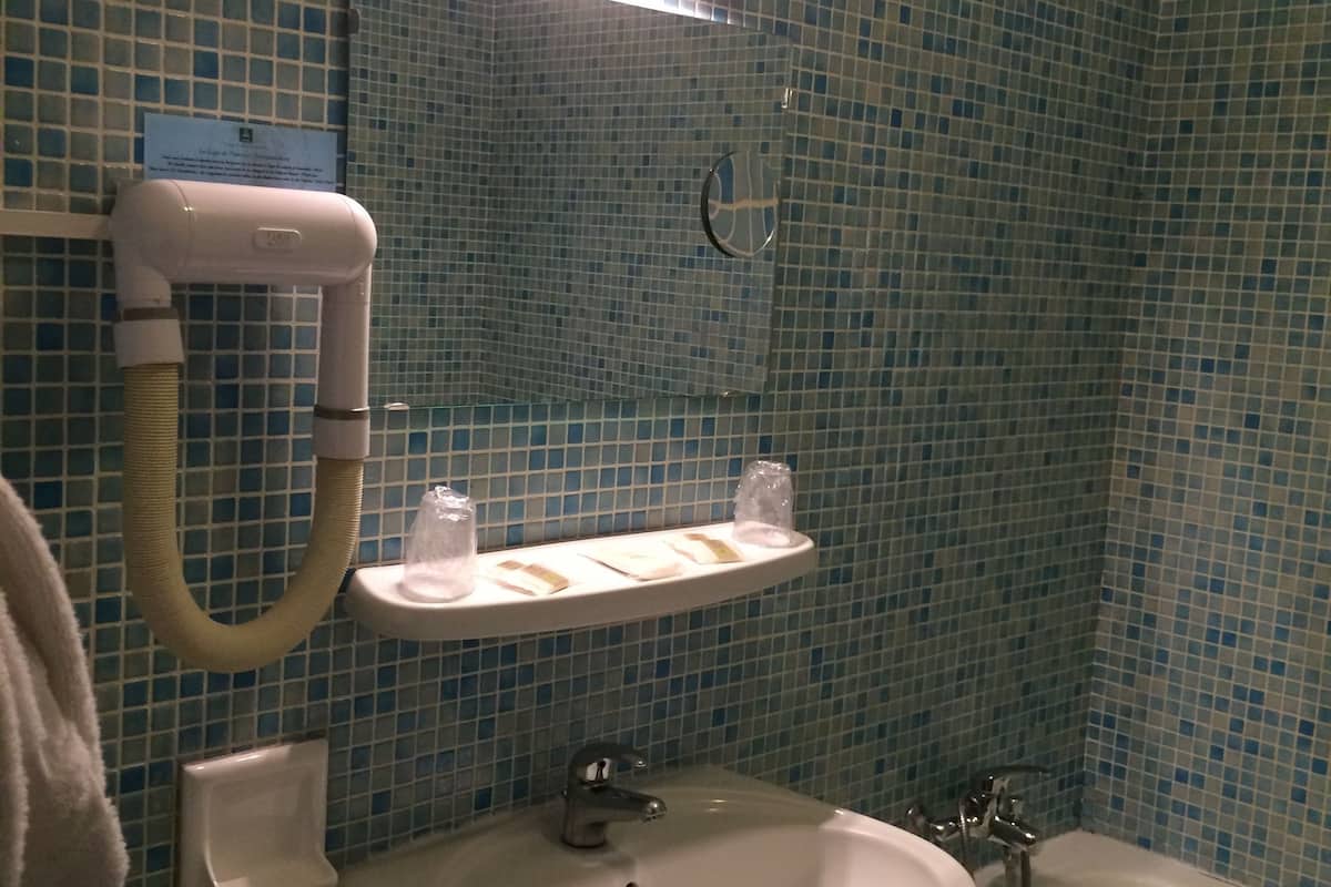 double room | bathroom | free toiletries, hair dryer, towels
