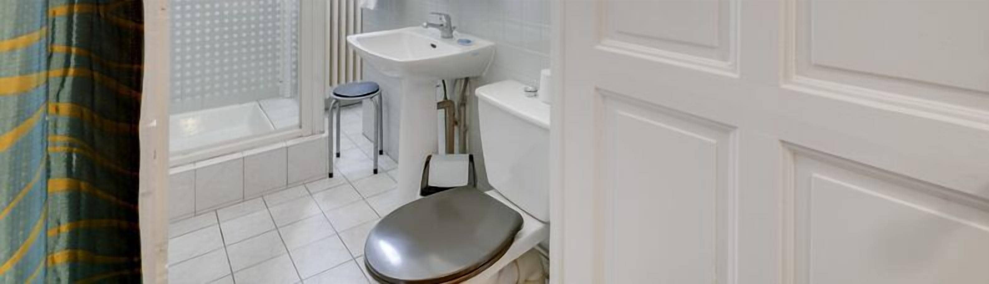 standard double or twin room, 2 single beds | bathroom | free toiletries, hair dryer, towels