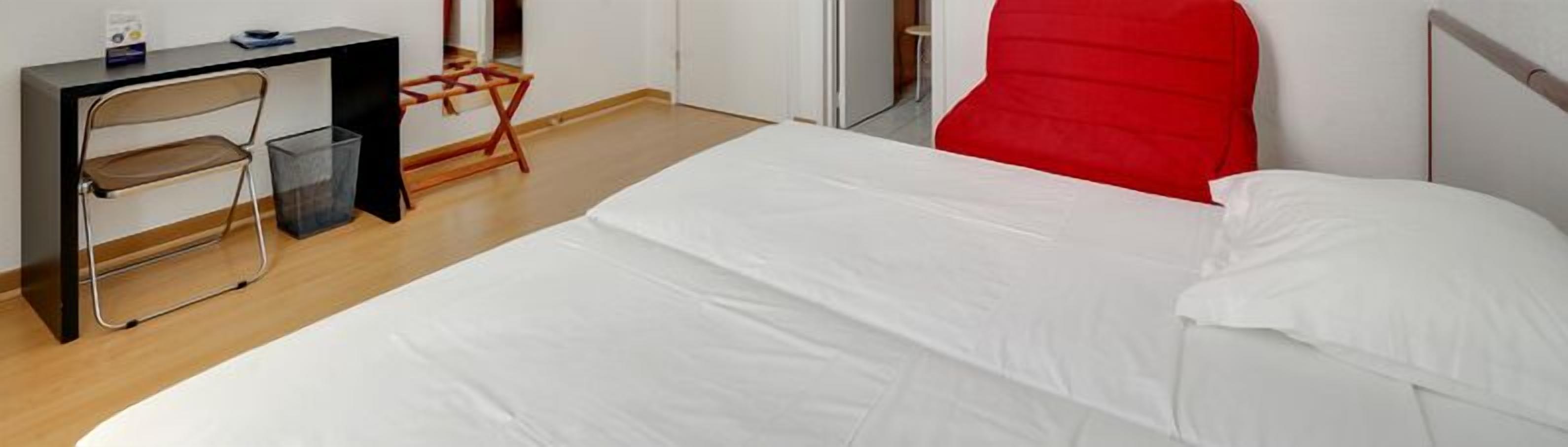 family triple room | 1 bedroom, in-room safe, desk, free cots/infant beds