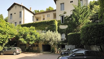 Parking sans voiturier (15 EUR par nuit)