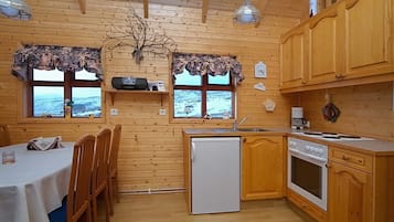 Cottage | Private kitchen | Fridge, microwave, oven, stovetop