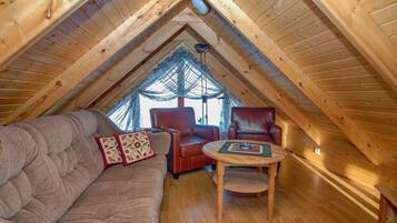 Cottage | Living area | Flat-screen TV, DVD player