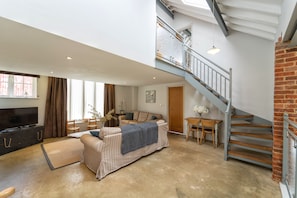TV, DVD player, table tennis - The Dairy, Freston, Suffolk (Freston)
