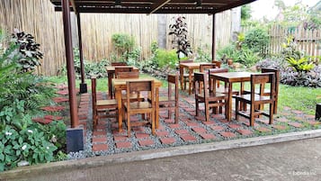 Sarapan, makan tengah hari dihidangkan; masakan tempatan, taman