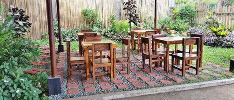 Frokost, lunsj og middag serveres, lokale retter, utsikt mot hagen