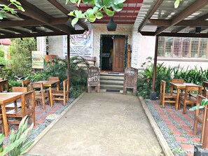 Phục vụ bữa sáng, bữa trưa, bữa tối, đặc sản địa phương, nhìn ra vườn