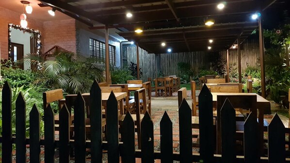 供應早餐、午餐和晚餐，當地料理，花園景觀