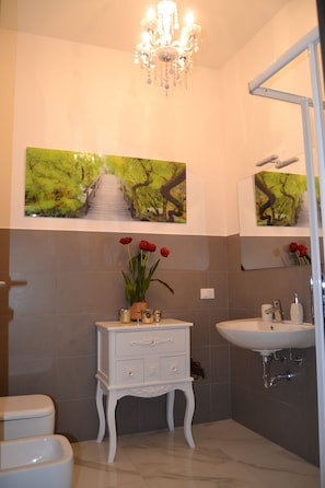 Doppelzimmer, Gemeinschaftsbad | Badezimmer | Kostenlose Toilettenartikel, Haartrockner, Handtücher