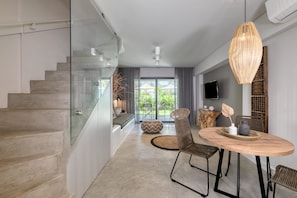 Suite, vistes a la piscina | Minibar, caixa forta a l'habitació i decoració individual 