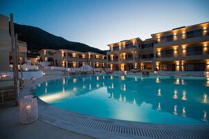 3 piscinas al aire libre, sombrillas, sillones reclinables de piscina
