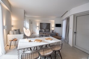 스위트, 정원 전망 | 객실 내 식사 공간