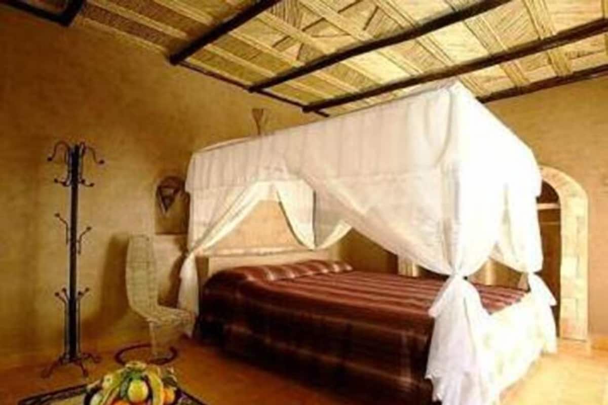 In-room safe, desk, bed sheets