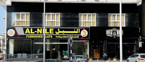 Vista frontal de la propiedad por la tarde o noche