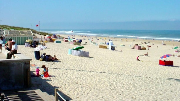 A beach with people, umbrellas, and a café. - Casa Aguas Mansas (Cantanhede)