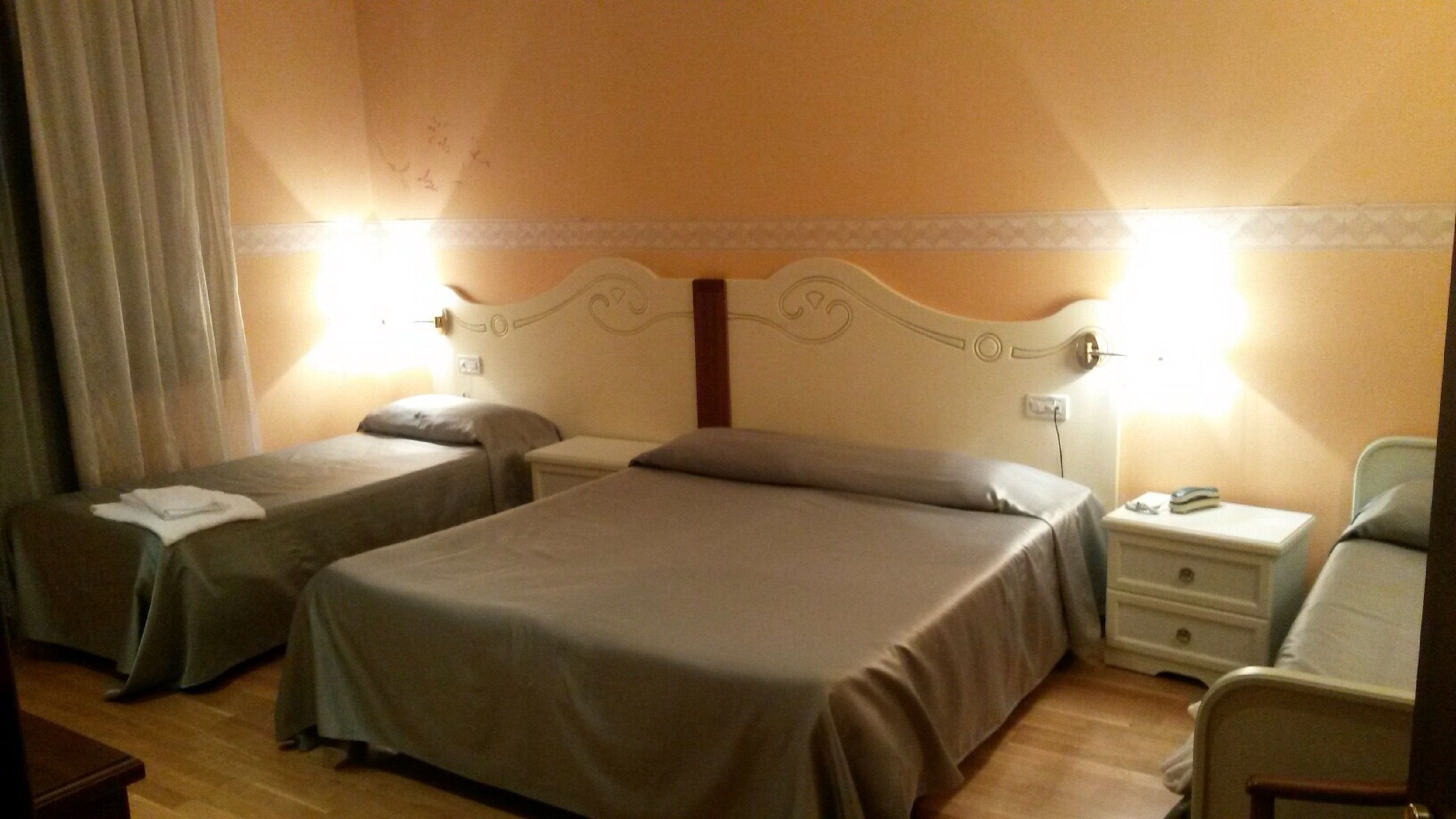 quadruple room | in-room safe, desk, soundproofing, free wifi